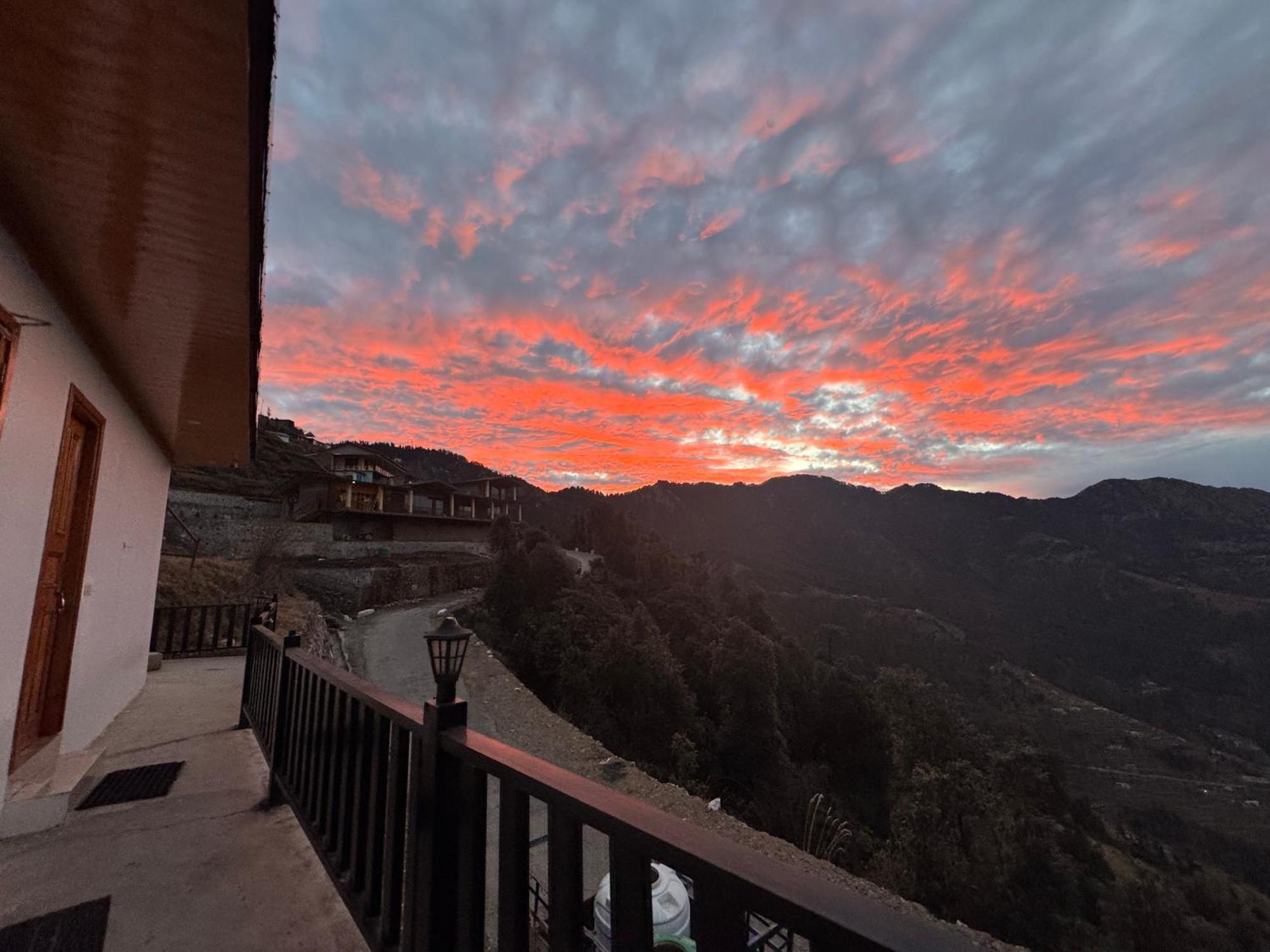 The Vintage Hill Village - Himalayan Boutique Resort Канатал Екстериор снимка